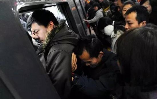 线路板厂就静静的看着你们挤地铁 | 鞋都挤掉了！