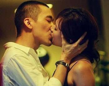 柔性电路板的女孩给了男孩“橙子味的吻”，结果神反转…