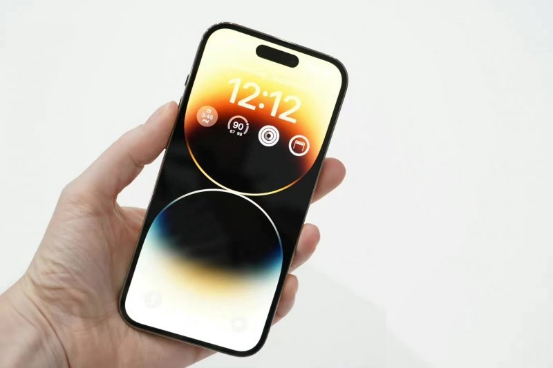 软板之苹果10月中国月市场份额达历史最高：卖4部手机就有1部iPhone